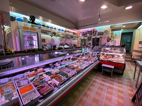 Boucherie avec étalages variés