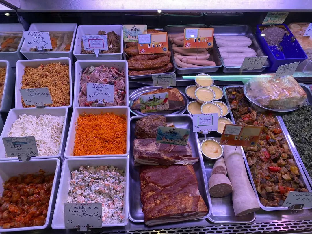 Vitrine de divers plats préparés