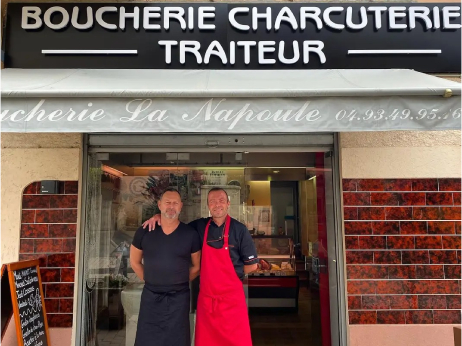 Bouchers devant leur magasin